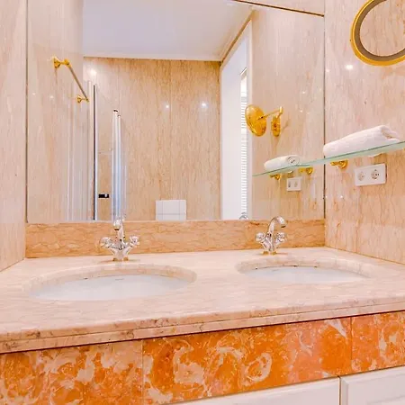 Stunning Views For Up To 4 Pax In Chiado Lejlighed *